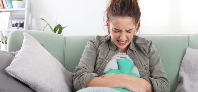 Frau mit Menstruationskrämpfe